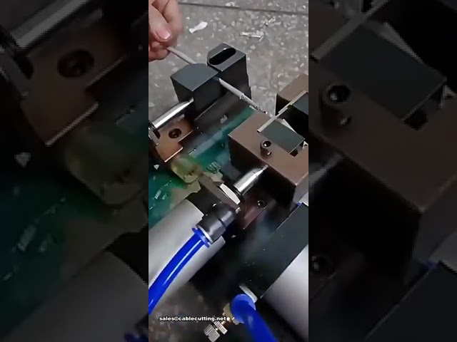 Máquina de Descascar Vertical Pneumática para Fios Multicore | Stripping Automatizado