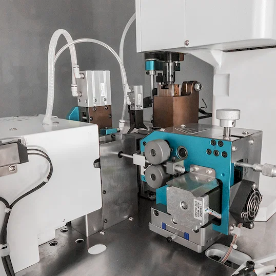 Máquina Automática de Descascar, Crimpar e Torcer Cabos Thumb